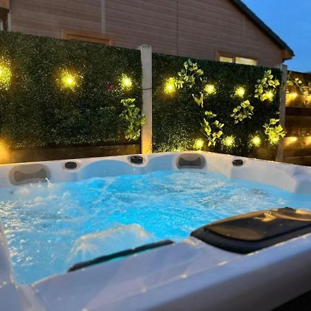 Elder Cabin With Hot Tub Йорк Екстер'єр фото