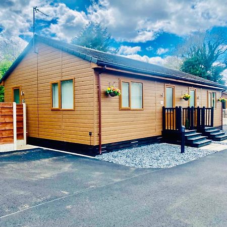 Elder Cabin With Hot Tub Йорк Екстер'єр фото