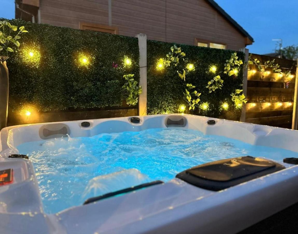 Elder Cabin With Hot Tub Йорк Екстер'єр фото
