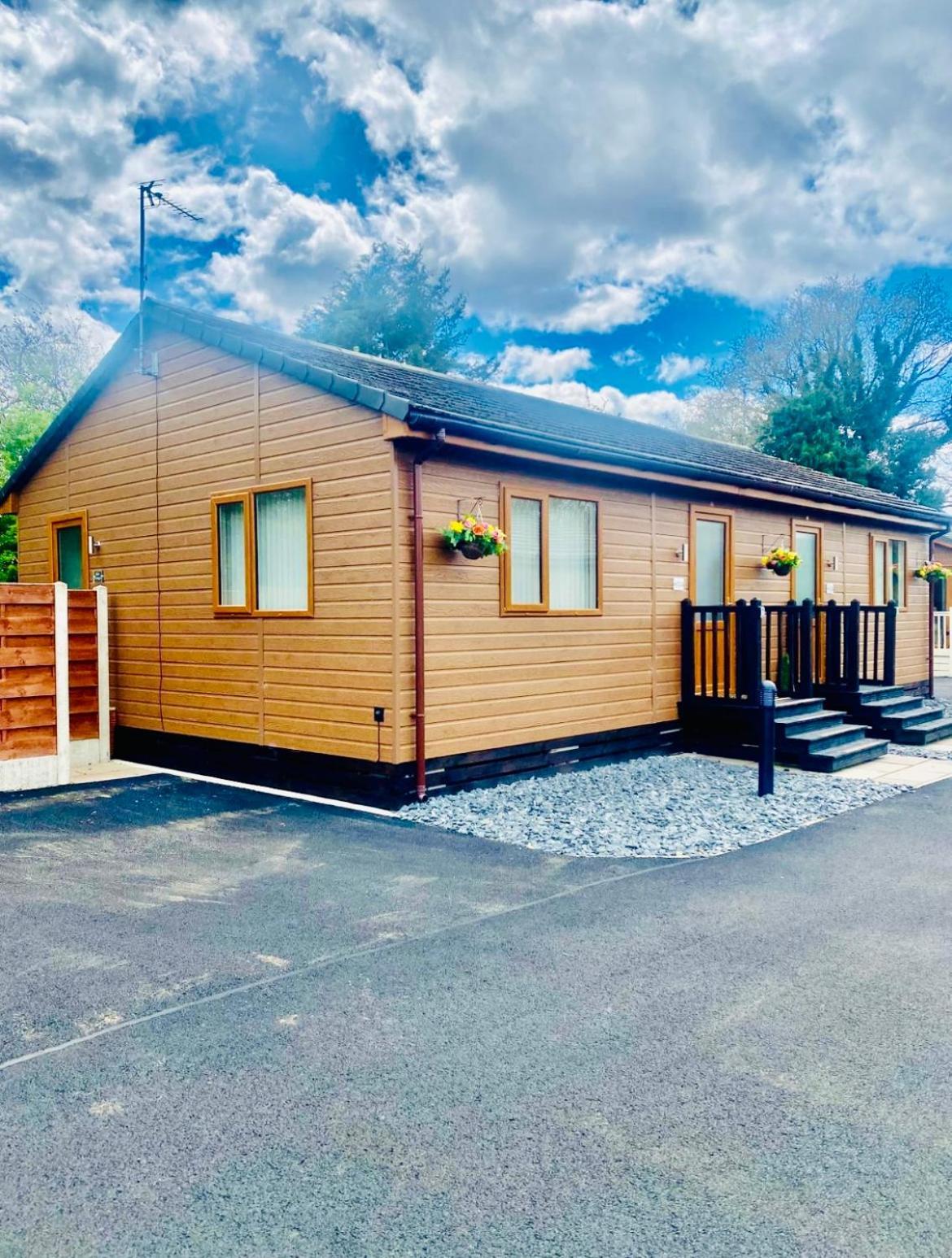 Elder Cabin With Hot Tub Йорк Екстер'єр фото